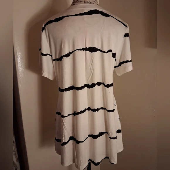 Sale Bold Stripped Overlap Sleeve Top - Picture 6 of 7